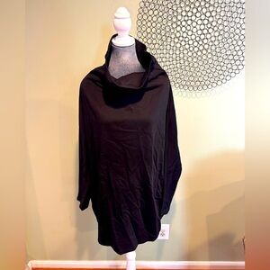 Uoozee Black tunic turtle neck- Size Large